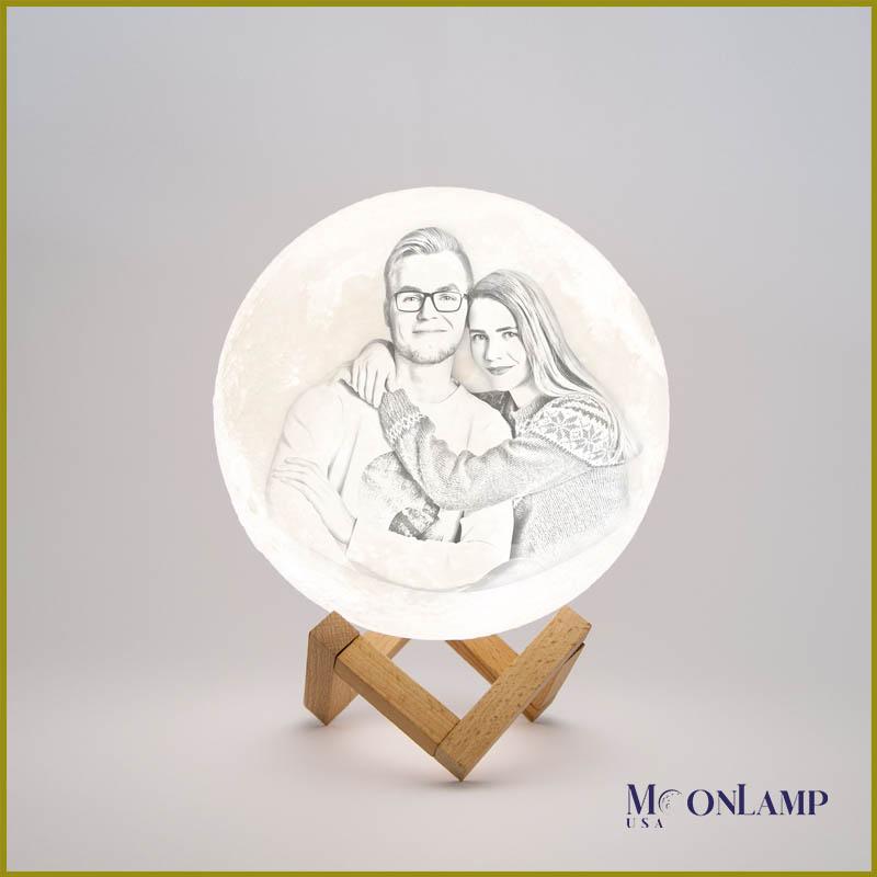 3d printed picture on middle sized photo moon lamp of loving couple
